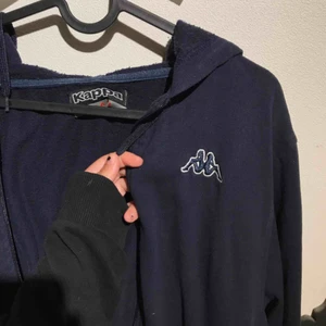  - Kappa zip hoodie. Mörkblå, fint skick! 