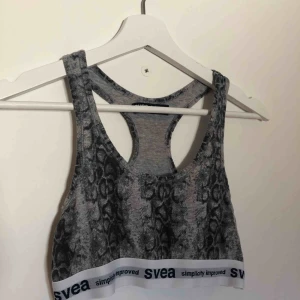  - Jätte fin topp från svea. Kan användas som ”bh” men även som tränings bh. Aldrig använd då den är lite stor för mig 