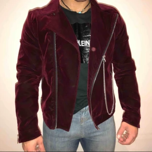  - Vinröd sammetsjacka med silver detaljer. Sparsamt använd. 