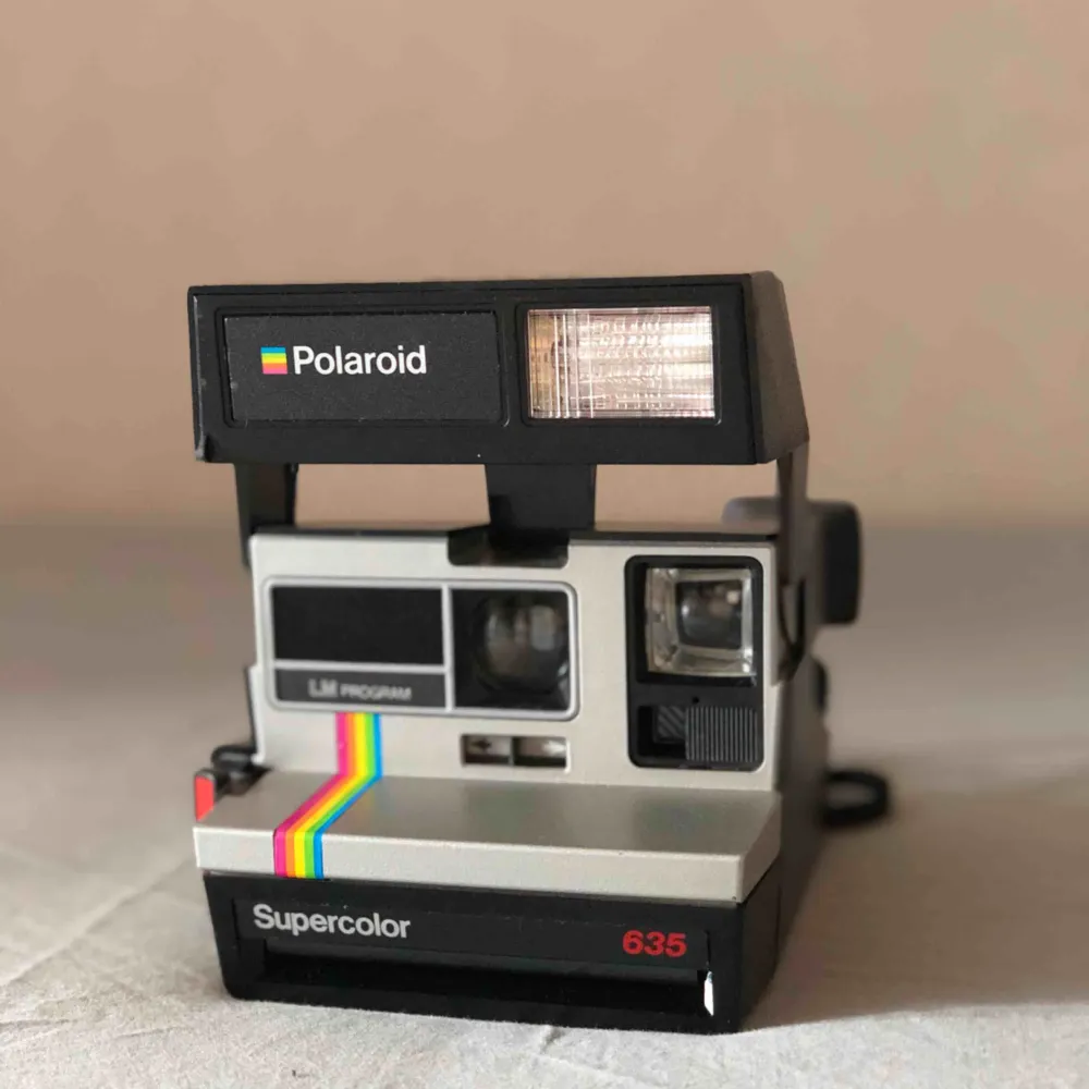 Knappt använd Polaroid kamera.  Finns 3 bilder kvar i kameran och den funkar perfekt.  Kan skickas men då står köparen för frakt. . Accessoarer.