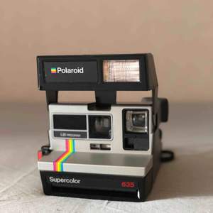 Knappt använd Polaroid kamera.  Finns 3 bilder kvar i kameran och den funkar perfekt.  Kan skickas men då står köparen för frakt. 