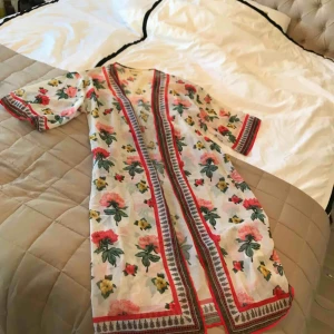  - Snygg kimono från H&M ❤️ coachella kollektionen. Använd ett fåtal gånger. Superfint skick! Kan fraktas mot avgift men föredrar att mötas upp i Stockholm🌸✨