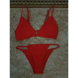  - Röd oanvänd bikini från Shein. Storlek L men liten i storleken.  Frakt tillkommer max 40:- 