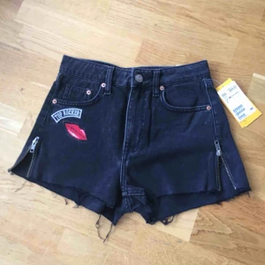  - Oanvända shorts från HM med prislapp kvar. Nypris 249 kr. I lite ”vintage” modell med högre midja med patches. I en svart/grå färg. Storlek 32 men skulle nog även passa en liten 34.   Kolla gärna in mina andra annonser! 