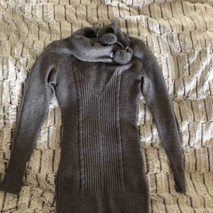  - Stickad poloklänning med äkta pälsbollar, aldrig använd. Köpt i Italien i Rom. Passar storlek XS/36 