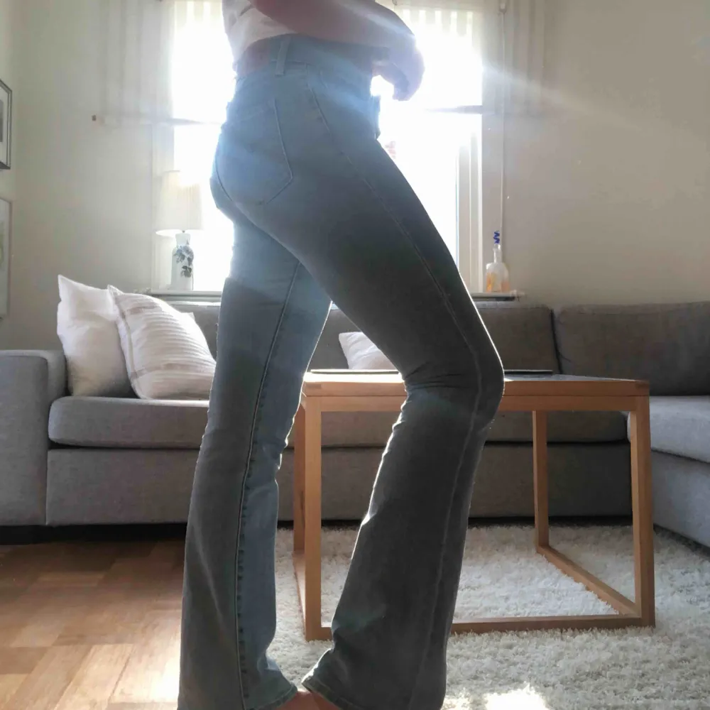 Bootcut jeans från Levi’s, storlek 28 i midjan men jag är en 26 vanligtvis. I princip oanvända! Är 170cm lång. Frakt tillkommer. Jeans & Byxor.