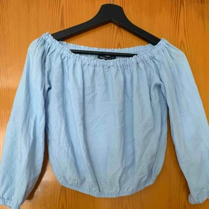  - Säljer min blåa croppade off shoulder blus från brandy Melville i strl xs för 70kr, kan frakta men du får betala frakten själv (63kr), annars möts jag upp i Stockholm, betalning sker via swish, hoppas det är något för dig!☺️