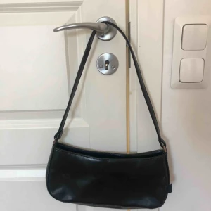  - Svart liten mini-väska! Kommer bara inte till användning för mig men funkar till allt!