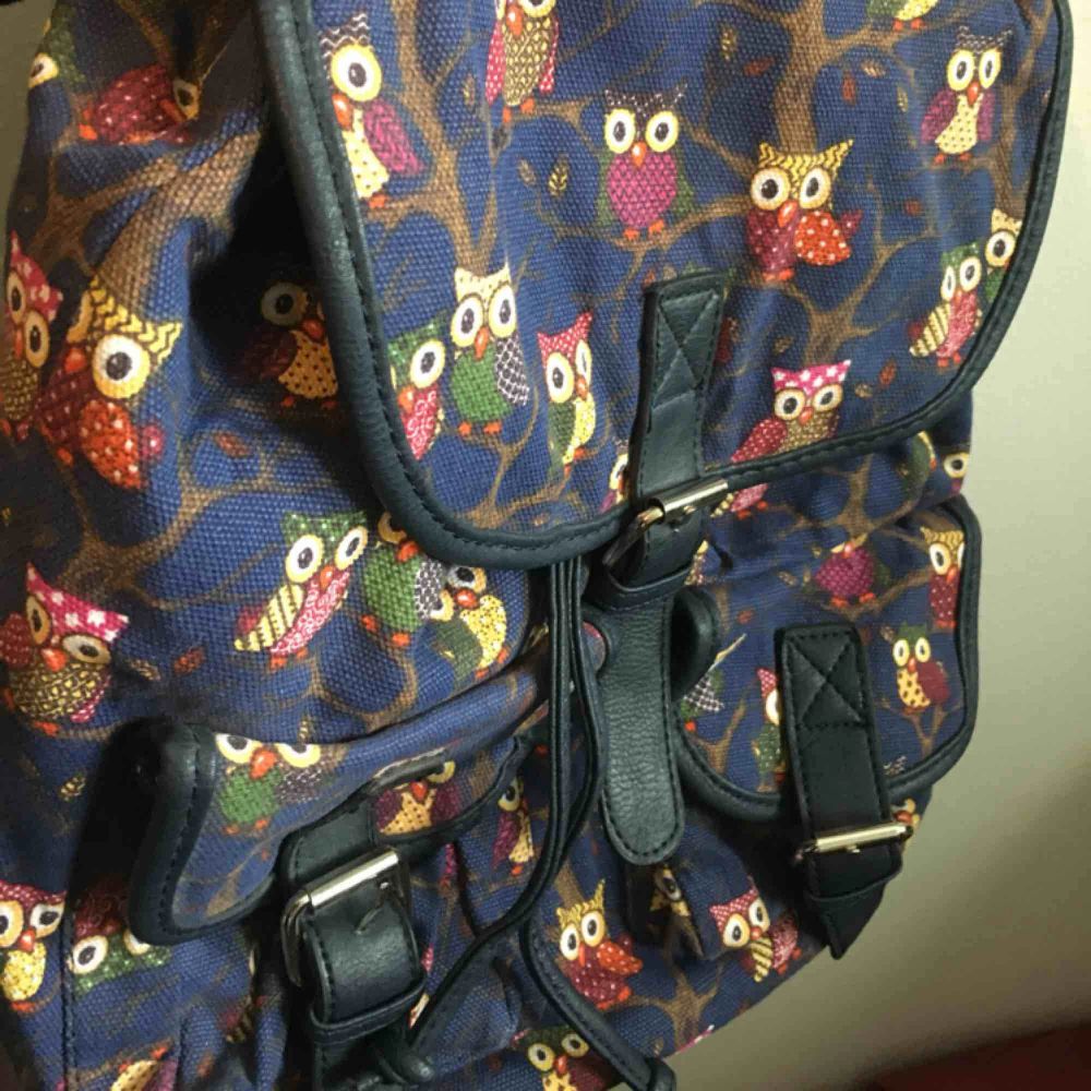 En otroligt söt (och ALDRIG använd) Uggla-ryggsäck med en form av vintage model. Många rymliga fickor och banden går att anpassa efter sig själv. Betalning sker via swish och eventuell frakt står köparen för! . Väskor.
