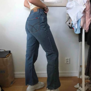  - Litet utsvängda 90’s jeans. Säljer pga alldeles för stora i midjan.. Jag är 1.75m lång!