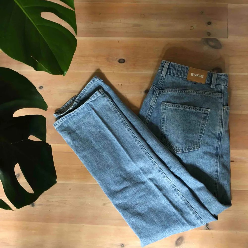 Jeans från Weekday i modellen Row storlek 30/32. Väldigt bra skick använda 3 gånger. Köparen står för frakt! . Jeans & Byxor.