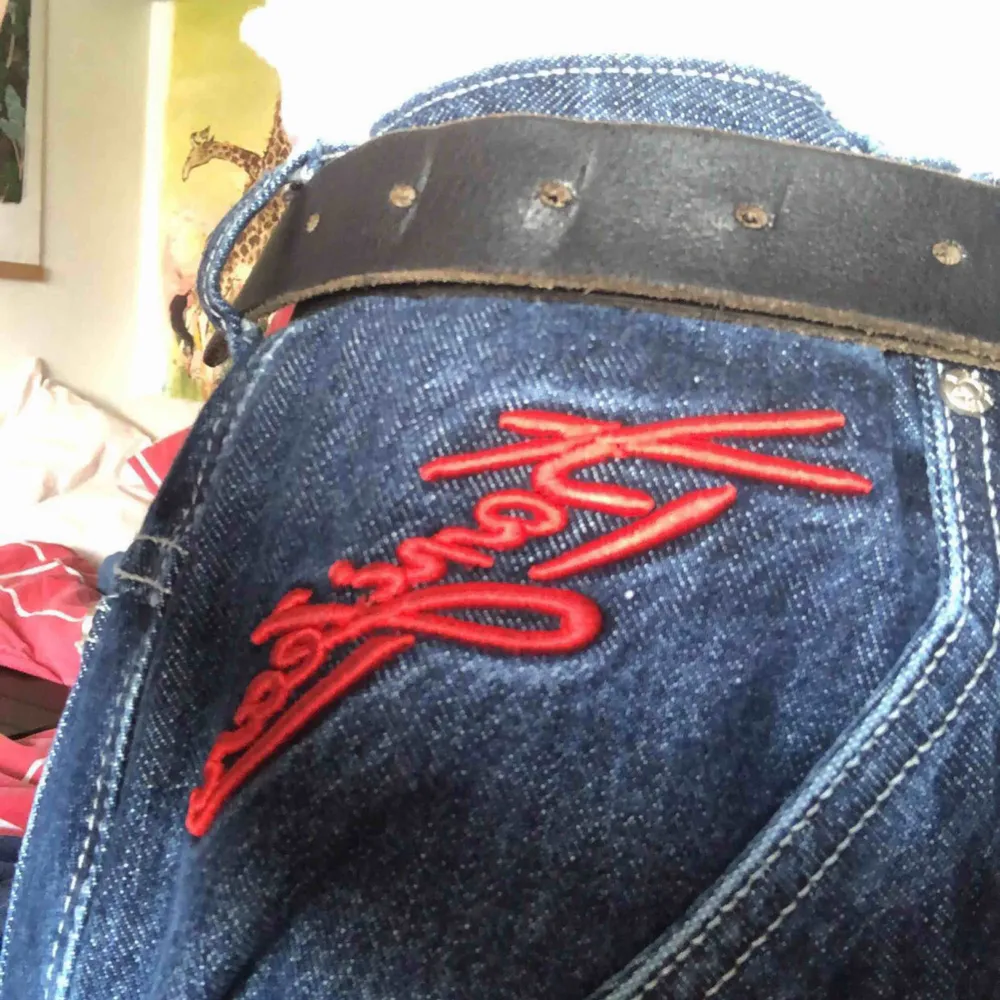 Ett par skitsnygg utsvängda jeans. Köpta second hand. Lite för stora i midjan för mig men funkar bra med ett skärp :) Aldrig använda därav priset. . Jeans & Byxor.