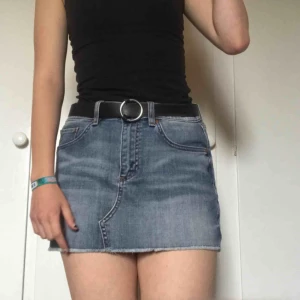  - Säljer min Crocker jeanskjol då den är för stor. Kan mötas i Örebro eller så tillkommer det en fraktkostnad på 39kr! Priset kan alltid diskuteras! :)