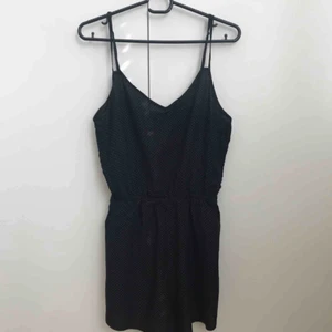  - ”Fläckarna” är solljuset. Storlek XS. Jättefin playsuit från Monki 