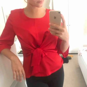  - Röd blus från ONLY. Justerbar knytning under brösten. Frakt ingår i priset! 