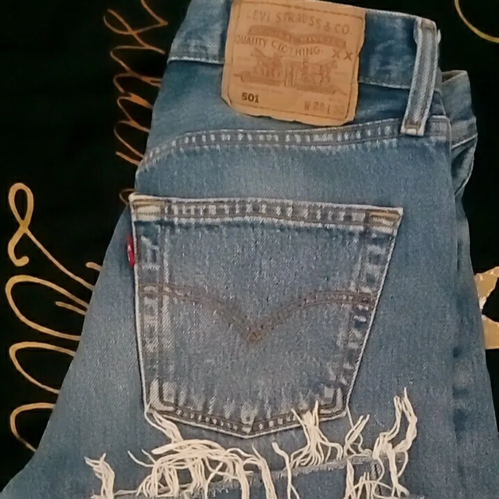 Blåa Levis 501 vintage med slitning nedtill på jeansen.. Övrigt.