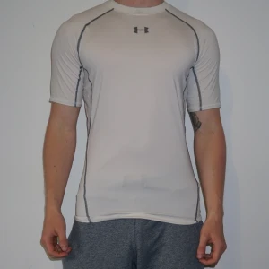  - Träningströja från Under Armour. Tajt passform. Använd få gånger. 