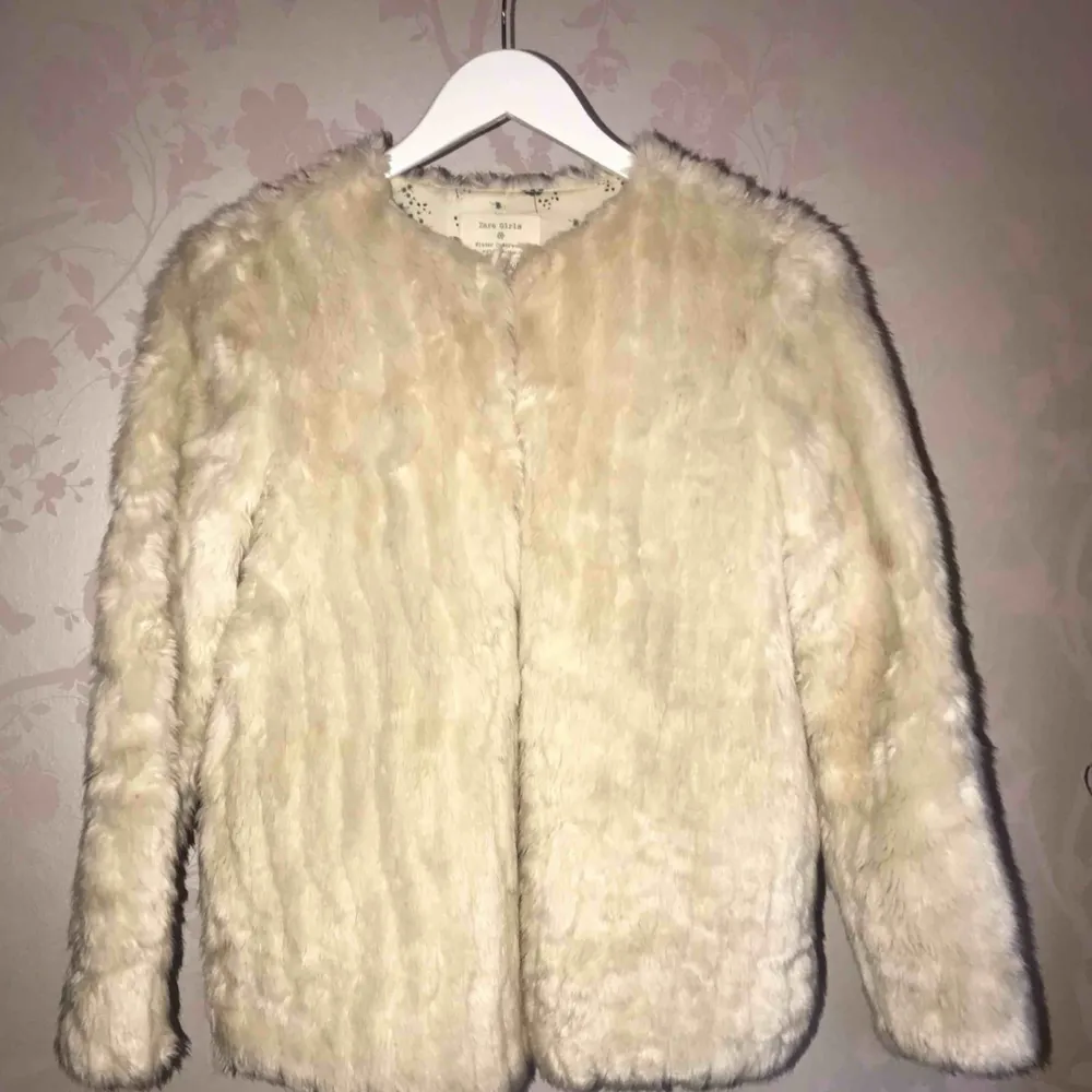 Detta är en faux fur jacka från Zara. Super fin och skön.  Passar XS - S. En toppenjacka när man vill vara lite extra elegant eller mysig! Jackan är krämvit/beige  *Köparen står för fraktkostnad😊 . Jackor.