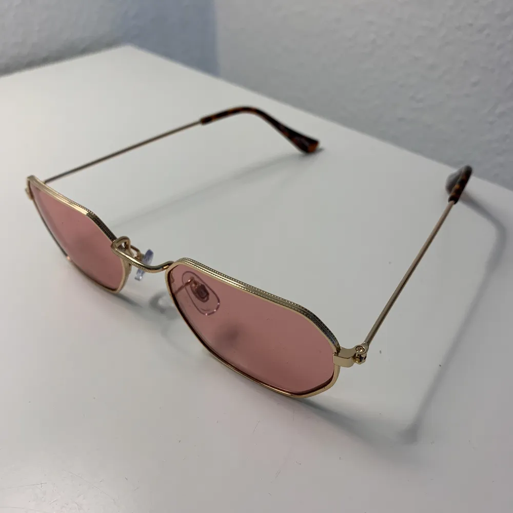 Solglasögon med rosa glas från Monki. Köparen står för frakt! 💖. Accessoarer.