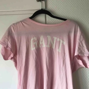 - En rosa t-shirt med vitt tryck från gant, oversize och väldigt bekväm strl L, (frakten är inte inkluderad i priset) 
