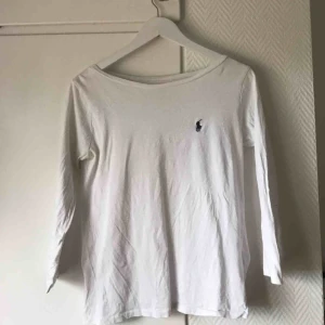  - En vit Ralph lauren långärmad med marinblått märke, väldigt snygg. 