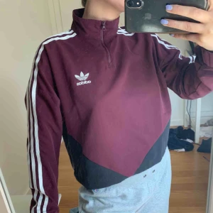  - 💕Säljer tröjan pga inte min stil, använd 1-2ggr. Materialet är typ windbreaker. Den är även lite kortare. Köparen står för frakt💕