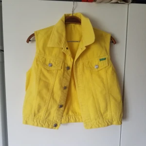  - Jättefin gul jeansväst, passar s-l beroende på hur man vill ha den