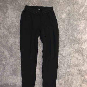  - Dessa kostym byxor har nu blivit försmå men har varit mina favvo byxor så hoppas jag kan hitta någon som de passar bättre på!! 