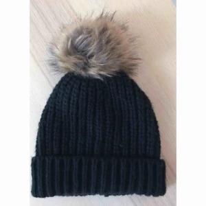  - Svart mössa med ”pälstofs”. Perfekt och snygg till vintern. Använt ett fåtal gånger. Är i mycket bra skick.