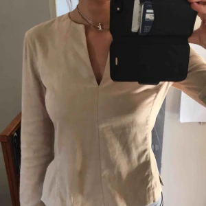  - Fin topp i mocka-liknande material. Den är i väldigt bra skick.