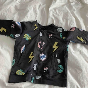  - Kofta knappt använd storlek 110/116