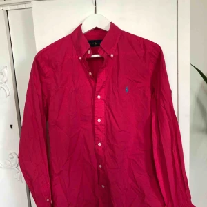  - Inköpt i USA. Tyvärr aldrig använd, M. Väldigt fin färg och tunt, svalt material