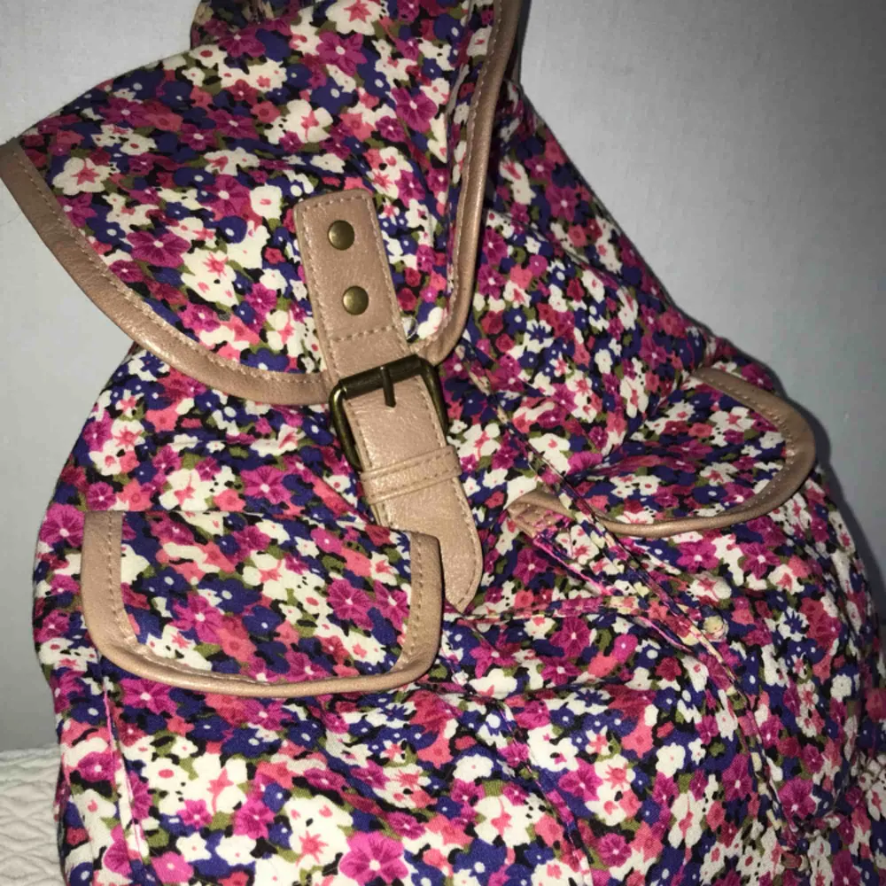 Super söt mini-tyg-ryggsäck från Accessorize! Rymlig med ett litet fack på insidan + två på utsidan.. Väskor.