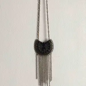 Långt halsband köpt på marknad i Berlin för några år sedan 🌸 Undrar ni något, eller vill ha fler bilder är det bara att höra av sig!🍋