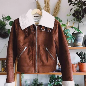  - Så himla fin jacka i fuskmocka! Använd ca 3 ggr och har tyvärr en liten orange rostfläck uppe vid kragen, bör gå bort men har inte orkat själv. Köparen står för frakt, kan eventuellt mötas upp i Stockholm också!