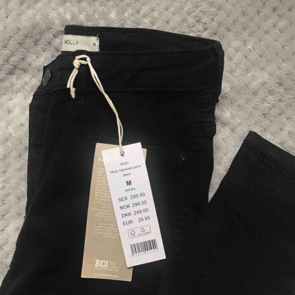 Säljer Molly highwaist jeans i storlek M för ett bra pris, Dem är oanvända och har prislappen kvar! (Säljer pågrund av fel storlek). Jeans & Byxor.