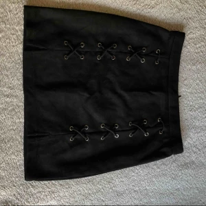  - Jättefin kjol! Aldrig använt, säljer pga för liten.  Nypris var 500kr. Jag står för frakt!