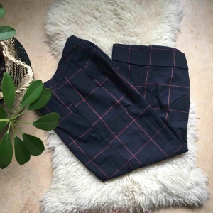  - Fina breda byxor med röda stripes på 