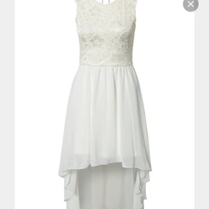  - Säljer denna superfina klänning med låg rygg och fint släp. Använd endast i gång så i mycket bra skick.  
200 + frakt 
