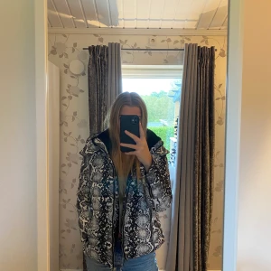 Zara dunjacka med ormmönster - Fluffig och skön dunjacka från Zara. Mindre i storlek än vad den är. 