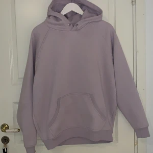 Hoodie från bikbok  - En ljuslila hoodie ifrån bikbok, knappt använd. Storlek L men skulle säga att den är en större M 🌸köparen står för frakten🌸
