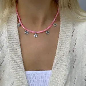 Rosa pärlhalsband med 🌙-berlocker 💞💫🤪🤩🤯 halsbandet försluts med lås och tråden är elastisk 