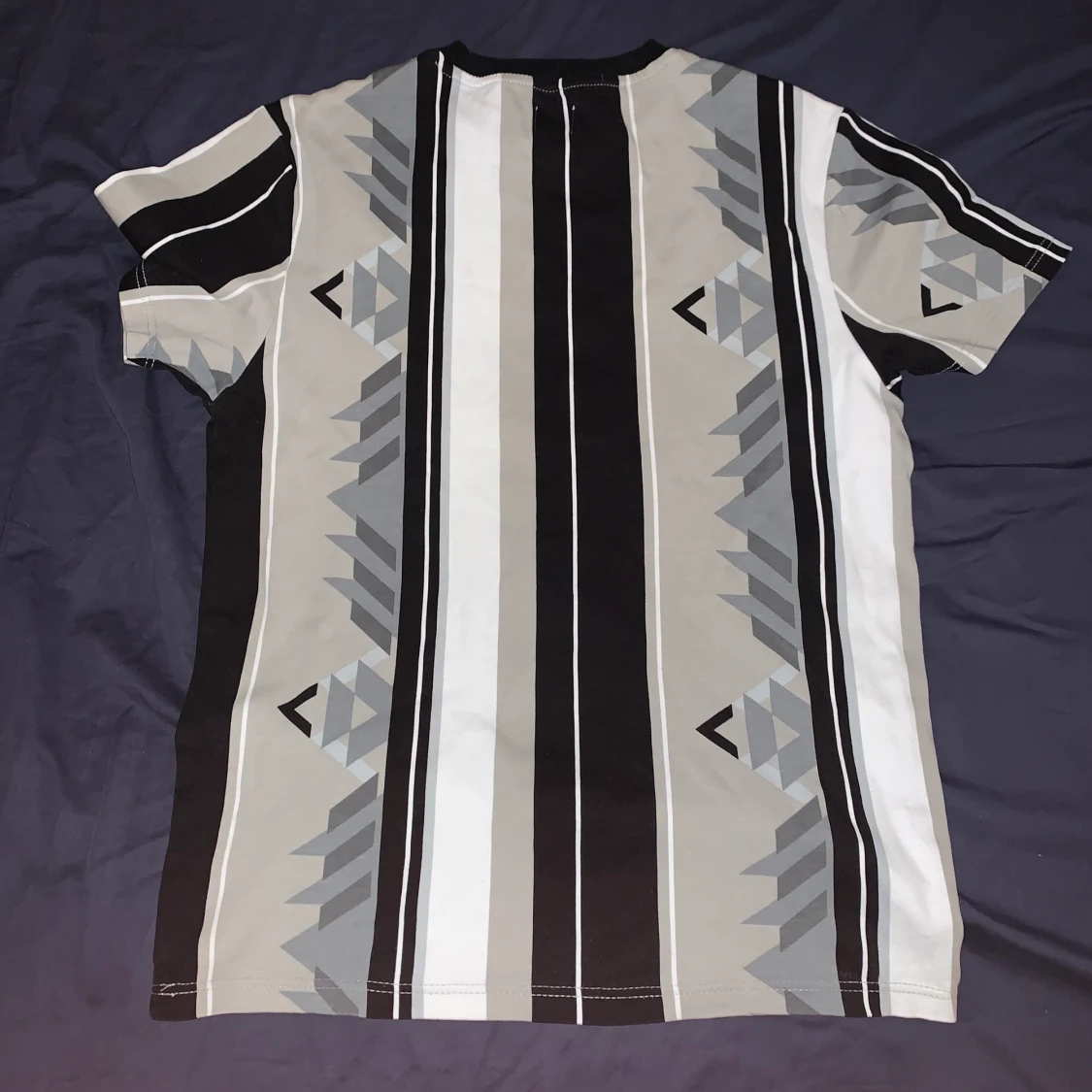 River Island Grå Mönstrad t-shirt (Small) - 90