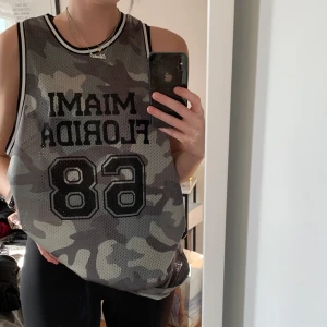 Basketlinne - Långt linne, basketinspirerat. Köpare står för frakt 