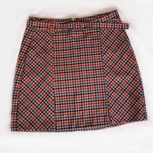 Rutig kjol❤️ - Den har ränder med färgerna svart, blå, röd och beige, på framsidan har den två små slitsar (syns inte på bilden) som är super söta💓🦋 (Tar emot bud)