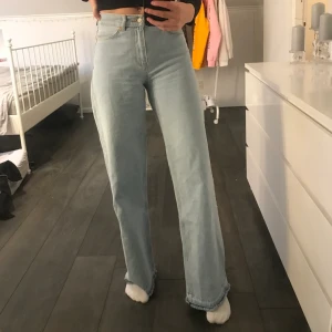 Junkyard jeans  - Säljer nu mina supersnygga jeans från Junkyard, jag har sprätt ”kanten” längst ner så dom skulle bli längre men känner fortfarande att dom är nån centimeter för kort, därav att jag säljer dom. Superfint skick då dom knappt är använda. Budgivning om fler är intresserade!💞