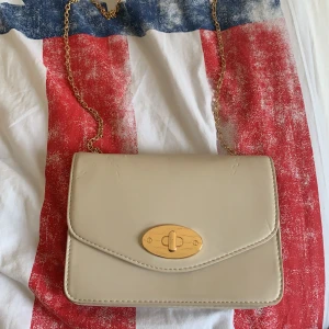 Väska - Snygg väska som använts en gång. Säljes då jag inte använder den! Bta skick