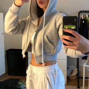 Mjuk o go croppad zip sweater  - Från SHEIN o e as snygg, helt oanvänd, kmr bli skickad i SHEIN påsen