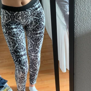 Adidas träningsbyxa 164 - Aldrig använda. Storlek: 164.