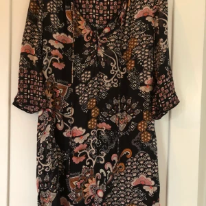 Klänning Odd Molly - Härlig kvalitet, blankt lite tungt tyg. Liten lapp i bak för att sömmen riskerade spricka (se bild)